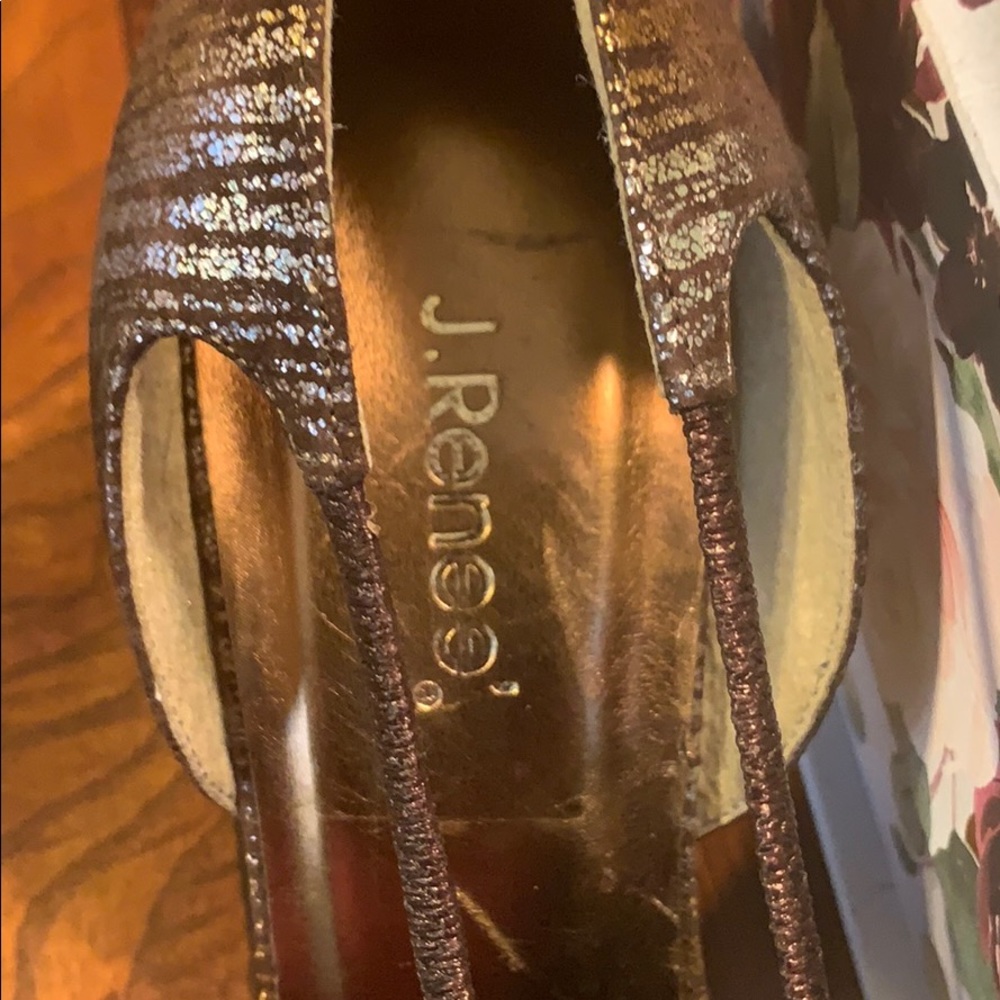 J. Renee Platinum, Gold, and silver pumps, Sz 7.5M - Picture 7 of 12